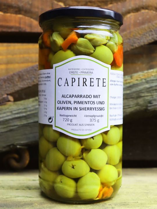Grüne Oliven mit Pimentos und Kapern in Sherryessig 